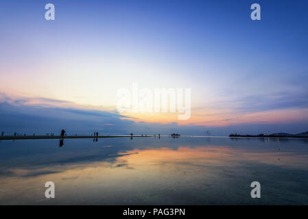 Wunderschöne natürliche Landschaft silhouette Touristen Reflexion an Nathon Strand Sonnenuntergang Sicht in der Nähe von Nathon Pier und farbenfrohen Himmel während ein Sonnenuntergang über dem Stockfoto