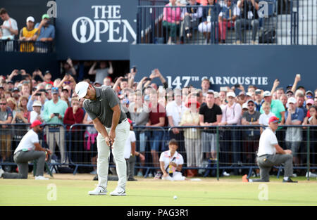 In Italien Francesco Molinari Schläge einem Birdie auf dem 18., während der vierte Tag der offenen Meisterschaft 2018 bei Carnoustie Golf Links, Angus. Stockfoto