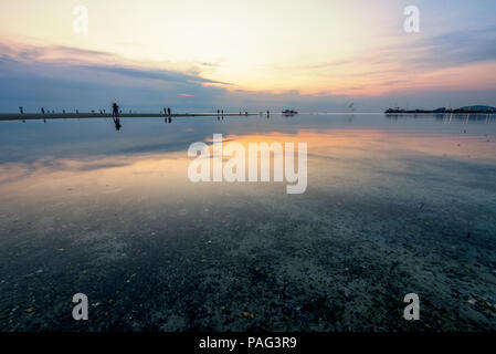 Wunderschöne natürliche Landschaft silhouette Touristen Reflexion an Nathon Strand Sonnenuntergang Sicht in der Nähe von Nathon Pier und farbenfrohen Himmel während ein Sonnenuntergang über dem Stockfoto