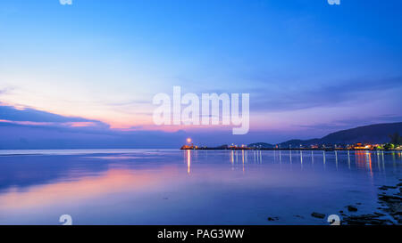 Wunderschöne natürliche Landschaft des Lichtes reflektiert die Oberfläche an Nathon Pier und Boot auf bunte Himmel twilight nach Sonnenuntergang über dem Meer bei Ko Samui Stockfoto