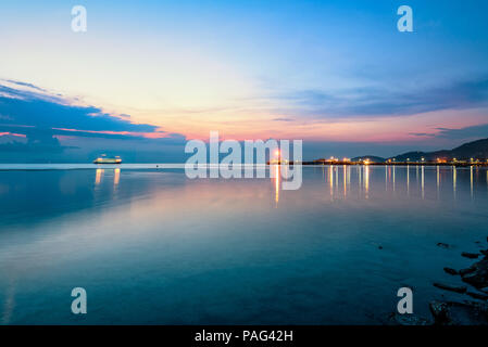 Wunderschöne natürliche Landschaft des Lichtes reflektiert die Oberfläche an Nathon Pier und Boot auf bunte Himmel twilight nach Sonnenuntergang über dem Meer bei Ko Samui Stockfoto