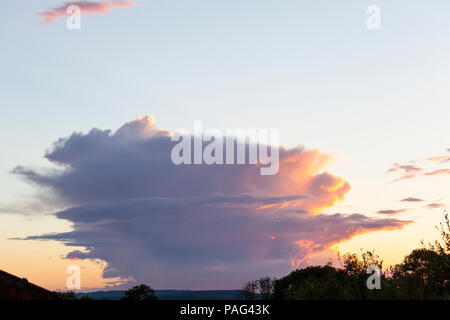 Altocumulus lenticularis Wolkenbildung Linsenförmige Wolken bei Sonnenuntergang über den Bergen in der Hochebene von Millevaches, Creuse, Nouvelle-Aquitaine, Frankreich Stockfoto