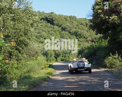 Ein wunderbares 2-sitzer Sportwagen, der 2,8 Ltr Panther Kallista hier gesehen klettern die kleinen Hügel rund um die wunderbare Region des Languedoc Stockfoto