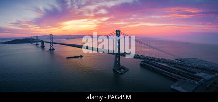 San Francisco-Oakland Bay Bridge bei Sonnenaufgang, Kalifornien, USA Stockfoto