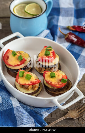 Scheiben gebackene Auberginen mit Hackfleisch, Tomaten und Käse. Stockfoto