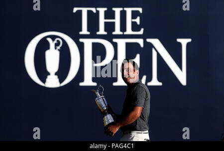 In Italien Francesco Molinari mit den Claret Jug nach dem Gewinn der Open Championship 2018 in Carnoustie Golf Links, Angus. Stockfoto