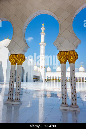 Blick in einen der Minarette von Sheikh Zayed Grand Moschee von einem säulengang Stockfoto