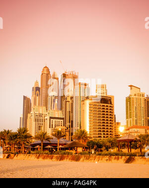 Blick auf den Jachthafen von Dubai Wolkenkratzer vom Meer bei Sonnenuntergang. Dubai, VAE Stockfoto