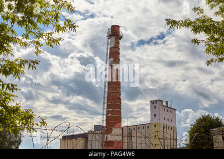 Vitebsk, Belarus - Juli 7, 2018: die alten gemauerten Schornstein auf Backen Industrie. Stockfoto