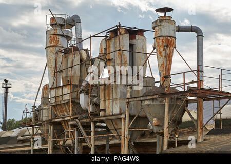 Vitebsk, Belarus - Juli 7, 2018: Landwirtschaftliche Getreidesilo für die LKW-Beladung in Futtermühlen Fabrik. Stockfoto