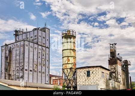 Vitebsk, Belarus - Juli 7, 2018: Lebensmittelindustrie, Lagerung von Getreide silo Systeme auf grosse Bäckerei. Stockfoto