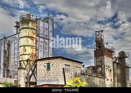 Vitebsk, Belarus - Juli 7, 2018: Lebensmittelindustrie, Lagerung von Getreide Silo mit Trocknungsanlage auf mechanisierte Bäckerei. Stockfoto