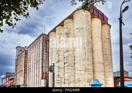 Vitebsk, Belarus - Juli 7, 2018: Landwirtschaftliche Silos verwendet wird, Lebensmittel, Futtermittel und andere granulat- oder pulverförmige Materialien zu speichern, Getreide Becherelevator auf mech Stockfoto