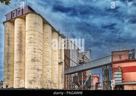 Vitebsk, Belarus - Juli 7, 2018: betonsilo verwendet wird, Lebensmittel, Futtermittel und andere granulat- oder pulverförmige Materialien zu speichern, Getreidesilos. Stockfoto