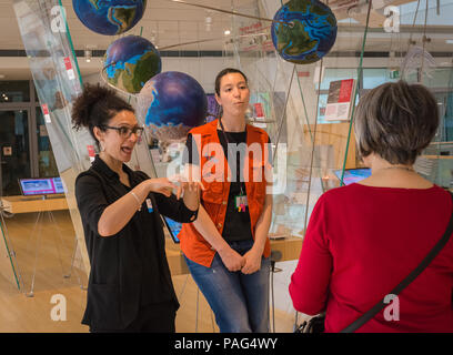 Führung durch das Museum spricht mit Gebärdensprache der Gehörlosen Benutzer in der Wissenschaft Museum von Trient - MuSe - Trentino Alto Adige, Italien. Stockfoto