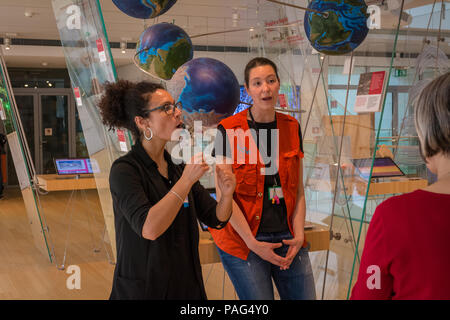 Führung durch das Museum spricht mit Gebärdensprache der Gehörlosen Benutzer in der Wissenschaft Museum von Trient - MuSe - Trentino Alto Adige, Italien. Stockfoto