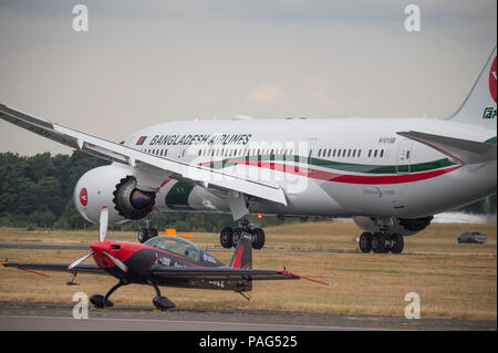 Boeing 787 Dreamliner von Bangladesh Airlines Blätter Farnborough am Ende der 2018 Handel Airshow, mit einem kleinen Messer Flugzeuge im Vordergrund. Stockfoto