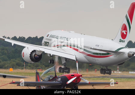 Boeing 787 Dreamliner von Bangladesh Airlines Blätter Farnborough am Ende der 2018 Handel Airshow, mit einem kleinen Messer Flugzeuge im Vordergrund. Stockfoto