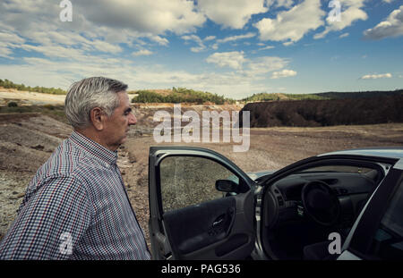 Autotür mit älteren Mann am Armaturenbrett mit zaranda Minen im Hintergrund öffnen, Spanien Stockfoto