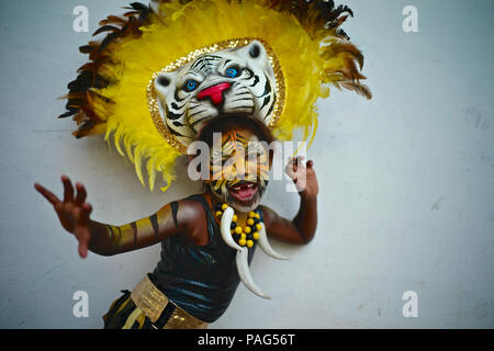 Mitglied der Jungla Africana musikalische Gruppe, trug ein Löwe Maske erstellt von Master kolumbianischen Maske artisan Jose Padilla Stockfoto