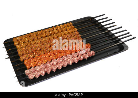Raw Shish Kebabs auf weißem Hintergrund - Fleischspieße Stockfoto