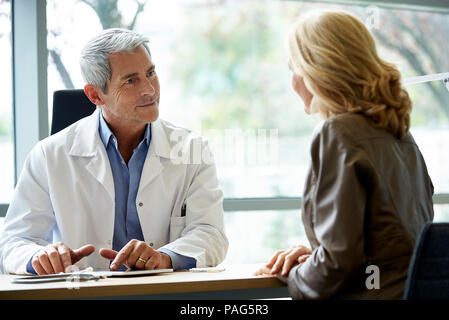 Arzt Beratung Patient in Klinik Stockfoto
