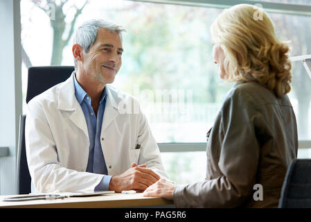 Arzt Beratung Patient in Klinik Stockfoto
