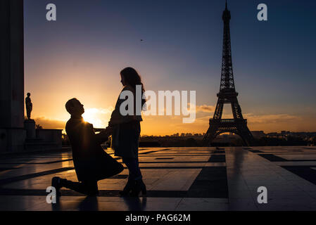 Mann schlägt Frau in der Nähe von Eiffelturm Stockfoto