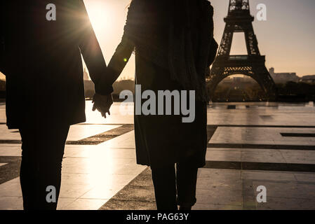 Paar auf dem Weg zum Eiffelturm. Stockfoto