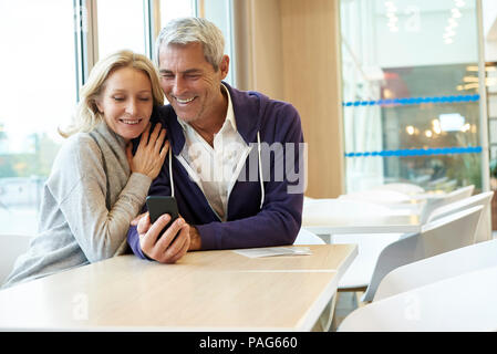 Paar mit smart phone in cafŽ Stockfoto