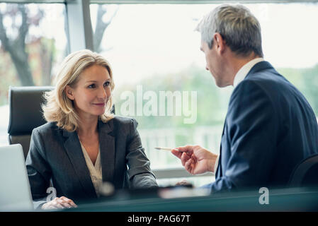 Geschäft Leute diskutieren im Büro Stockfoto