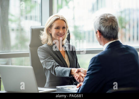 Geschäftsleute, die Hände schütteln Stockfoto