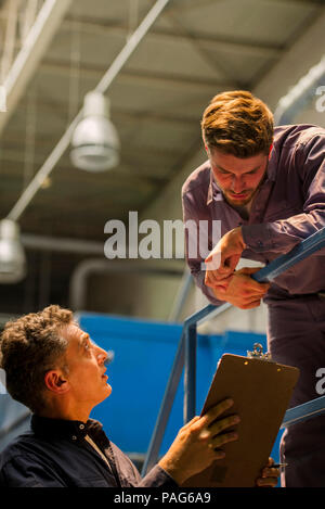 Arbeiter mit Klemmbrett in der Factory Stockfoto