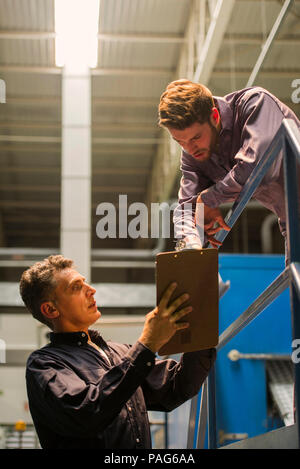 Arbeiter mit Klemmbrett in der Factory Stockfoto