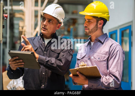 Arbeiter, Prüfung der Systemsteuerung in der Factory Stockfoto