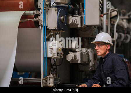 Arbeiter schreiben auf Zwischenablage in der Factory Stockfoto