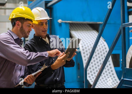Arbeiter mit digitalen Tablet in der Factory Stockfoto