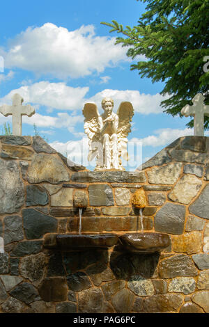 Vorderansicht des Brunnen im Innenhof der Kirche, Albanien, Europa Stockfoto