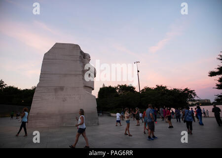 Das Martin Luther King Jr. Memorial in Washington, DC, bei Sonnenuntergang. Das Denkmal steht im West Potomac Park neben der National Mall. Stockfoto