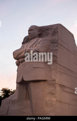 Das Martin Luther King Jr. Memorial in Washington, DC, bei Sonnenuntergang. Das Denkmal steht im West Potomac Park neben der National Mall. Stockfoto