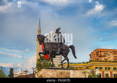 Denkmal von Skanderbeg in Scanderbeg Square im Zentrum von Tirana, Albanien gegen einen bewölkten Himmel. Tirana ist die Hauptstadt von Albanien. Stockfoto