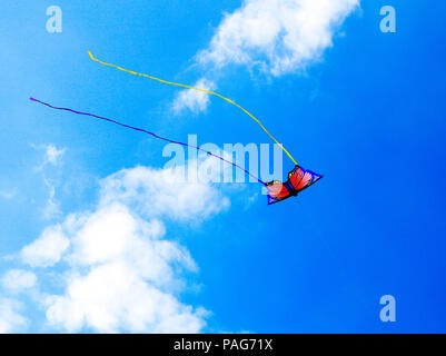 Flying Butterfly Kite, bunt, Farben, Streamer, blue sky", Farbe, Hunstanton Beach Stockfoto