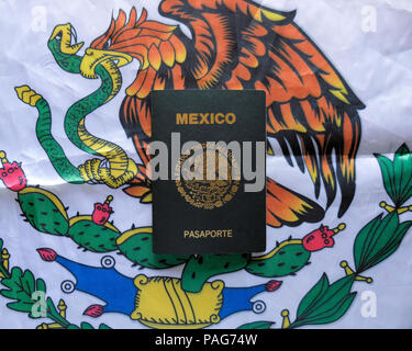 Mexikanischen Pass auf der Mexikanischen Flagge Hintergrund. Stockfoto