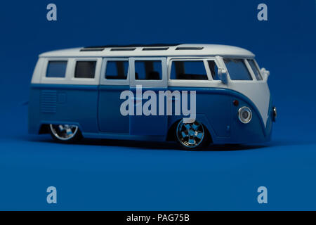 Mini van Transport Spielzeug auf blauem Hintergrund Stockfoto