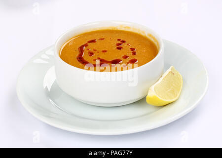 Rote Linsensuppe serviert, ezogelin corbasi Stockfoto