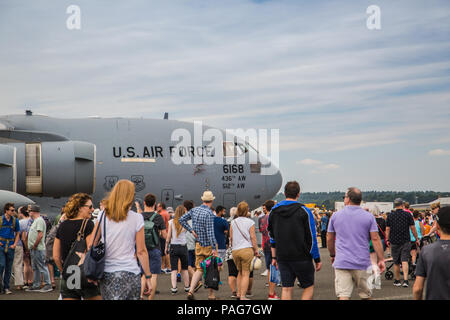 Die Boeing C-17 Globemaster III große militärische Transportflugzeuge Anzeige in der Farnborough Airshow 2018. Stockfoto