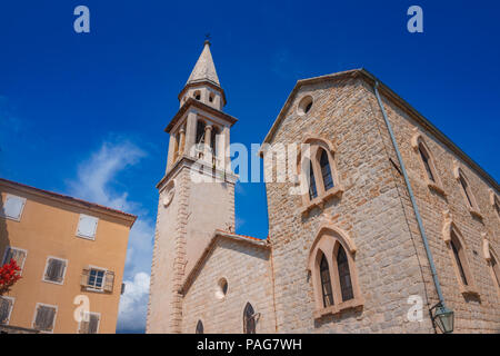 Saint John Kathedrale in der Küstenstadt Budva in Montenegro gegen den tiefblauen Himmel. Stockfoto