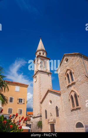 Saint John Kathedrale in der Küstenstadt Budva in Montenegro gegen den tiefblauen Himmel. Stockfoto