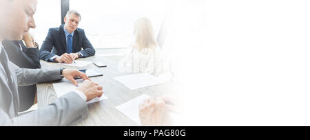 Gruppe von Geschäftsleuten und Juristen diskutieren Vertrag Papiere am Tisch sitzen, weiß Kopie Raum Stockfoto