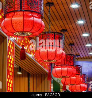Traditionelle rote chinesische Papierlaternen gegen Store Eingang Stockfoto